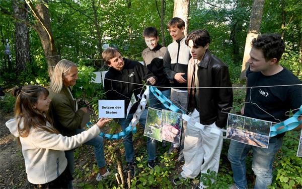 Der selbst gebaute Grüne Lernraum der Theodor-Heuss-Realschule konnte eingeweiht werden. Freude herrscht bei den Initiatoren (von links) Dominika Ochmann, Conni Zeller und Helmut Buck mit Schülern. GB-Foto: Holom