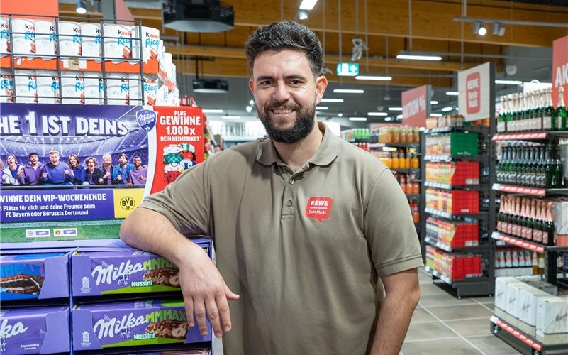 Regionalität, Frische und freundlicher Service Der selbstständige Kaufmann Semir Rejaibia betreibt den neuen Rewe-Markt. GB-Fotos: Vecsey