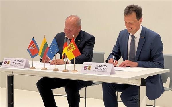 Der stellvertretende Landrat Martin Wuttke (rechts) und der stellvertretende Vorsitzende des Entwicklungsrates der Region Kaunas, Valerijus Makūnas (links), unterzeichnen die Kreispartnerschaft. GB-Foto: gb