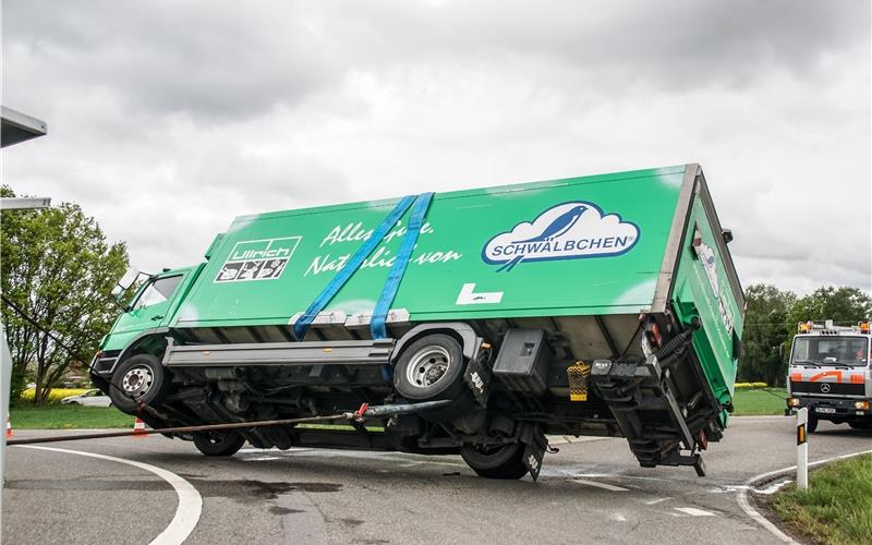 Lkw kippt in Kreisverkehr auf die Seite Der umgekippte Lkw in GültsteinGB-Foto: SDMG/Dettenmeyer