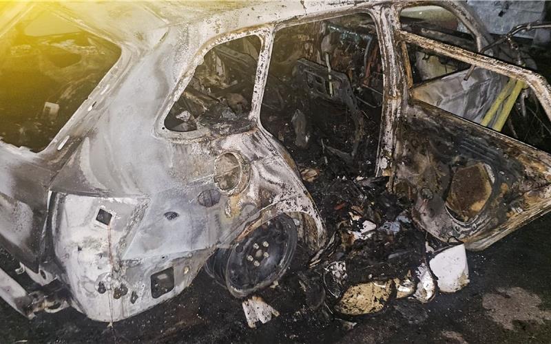 Zeugensuche zu Ursache von Fahrzeugbrand in Herrenberg Der völlig ausgebrannte Pkw. GB-Foto: SDMG/Dettenmeyer