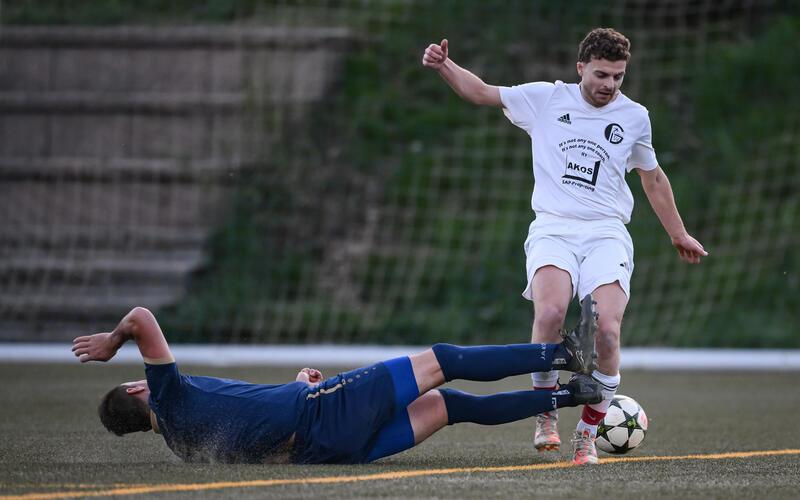 Der volle Einsatz hat nichts genutzt: Hier versucht der Baiersbronner Spielertrainer Kevin Braun den Gültlinger Tobias Dengler zu stoppen. Am Ende brachten die Gäste aber den knappen 2:1-Vorsprung über die Szene und lösten das Finalticket. GB-Foto: Markus Ulmer