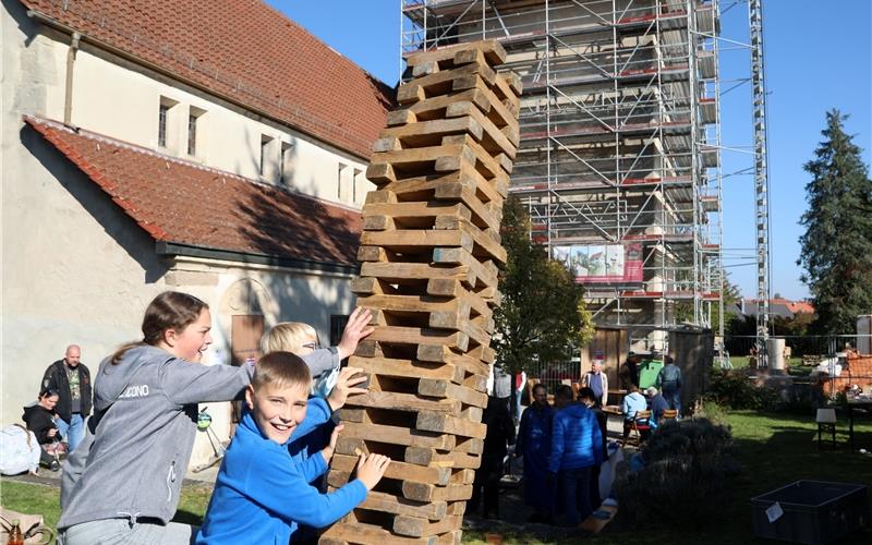 Der von den Konfirmanden betreute Jenga-Turm mit 60 Holzklötzen stürzte beim Gemeindefest regelmäßig ein – der Kirchturm inHildrizhausen wird dagegen gerade für die nächsten 100 Jahre fit gemacht GB-Foto: Priestersbach