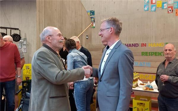 Der vorläufige Sieger (rechts) nimmt Glückwünsche entgegen.GB-Foto: Schnurr