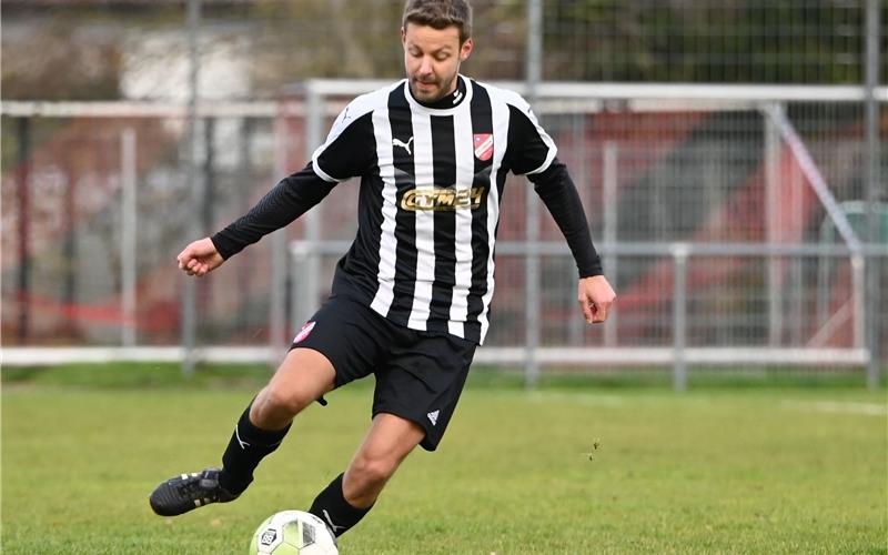 Der zum Abwehrmann umfunktionierte Fabian Dengler haut sich in jeden Zweikampf rein, als ob es der letzte wäre. GB-Foto: Schuon