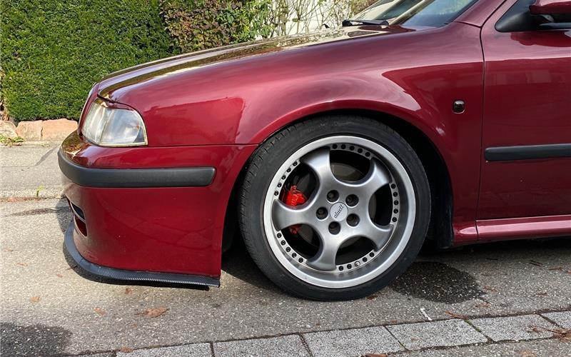Der Škoda Turbo RS mit seinem tief liegenden Frontspoiler. GB-Fotos: gb