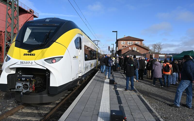 Derzeit Anfangs- und Endpunkt, künftig aber nur Durchgangsstation der Hermann-Hesse-Bahn: Am Bahnhof in Weil der Stadt. GB-Foto: Reichert
