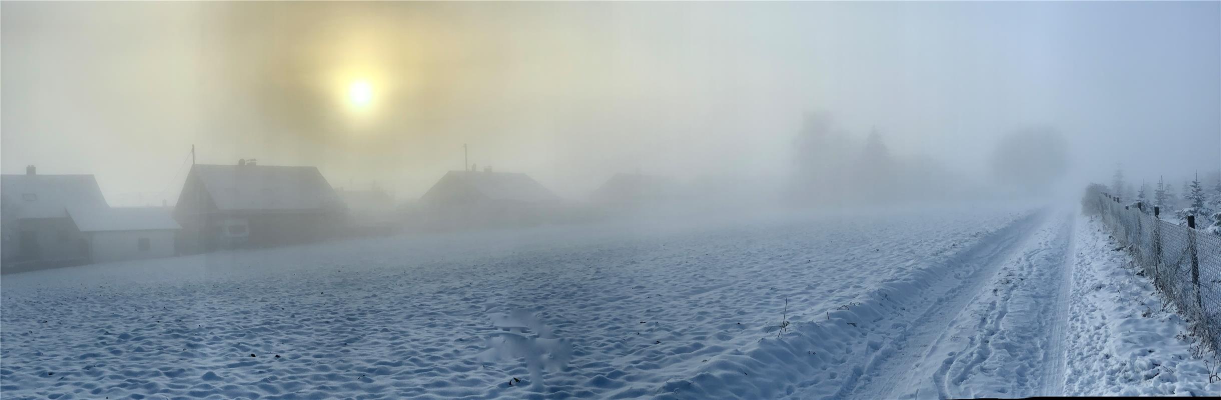 Dezemberstimmung – Sonne und Winternebel.  Von Minja Rollinson aus Gäufelden.