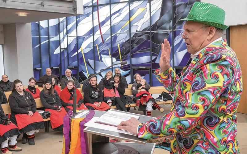 Diakon Klaus Hilbert hielt seine Predigt in närrischer Verkleidung. GB-Foto: Vecsey