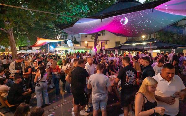 Dicht gedrängt feierten die Besucher am Samstagabend in stimmungsvollem Ambiente. GB-Fotos: Vecsey
