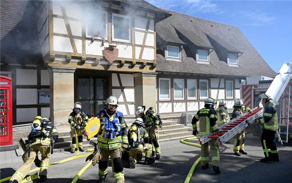Dichter Rauch (allerdings nur Disco-Nebel) quoll aus dem Obergeschoss des Rathauses. GB-Foto: Holom