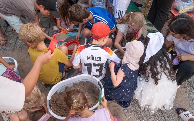 Dichtes Gedränge bei der Schatzsuche auf dem Rathausplatz in Öschelbronn.GB-Foto: Schmidt