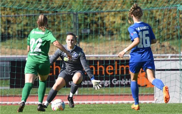 Dicke Chance für Kira Artmann (VfL Herrenberg), doch KSC-Torhüterin Melanie Döbke (Mitte) ist auf dem Posten. GB-Foto: Vecsey