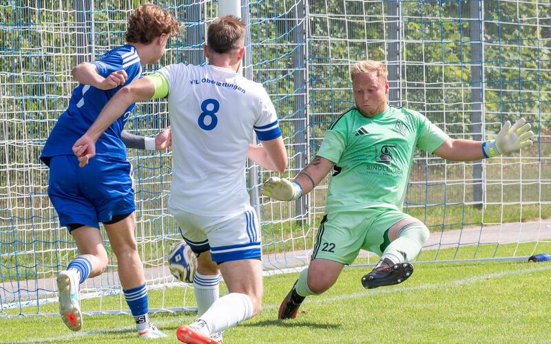 Dicke Luft im Oberjettinger Strafraum: Kuppingens Tom Prokein (von links) probiert es aus spitzem Winkel, VfL-Kapitän Nico Flister und Torhüter Nicolas Ruß versuchen das Schlimmste zu verhindern. GB-Foto: Vecsey