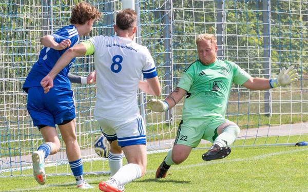 Dicke Luft im Oberjettinger Strafraum: Kuppingens Tom Prokein (von links) probiert es aus spitzem Winkel, VfL-Kapitän Nico Flister und Torhüter Nicolas Ruß versuchen das Schlimmste zu verhindern. GB-Foto: Vecsey