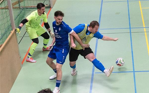 Dicke Luft vor dem Tor des TV Nebringen: Neben Keeper Eduard Spät versuchen noch (von links) Louis Egeler und Loris Killinger zu klären.GB-Foto: Schmidt