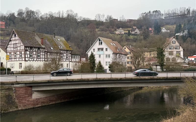 Die 1958 eingeweihte Nagoldbrücke in Wildberg wird durch einen Neubau ersetzt – und bis 2026 müssen sich die Autofahrer auf eine Umleitung einstellen. GB-Foto: Priestersbach