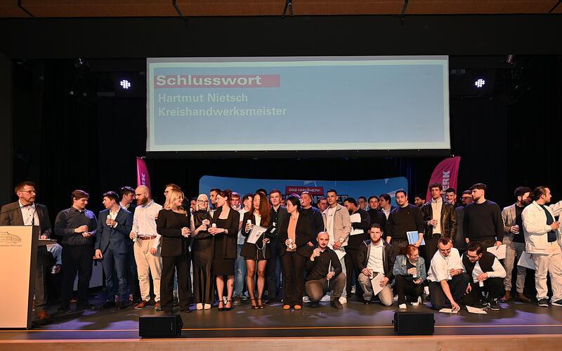 Die 73 Junghandwerker nach der Lossprechung durch Kreishandwerksmeister Hartmut Nietsch (am Rednerpult). GB-Foto: Reichert