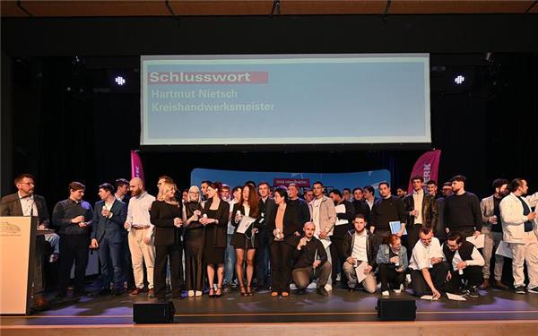 Die 73 Junghandwerker nach der Lossprechung durch Kreishandwerksmeister Hartmut Nietsch (am Rednerpult). GB-Foto: Reichert