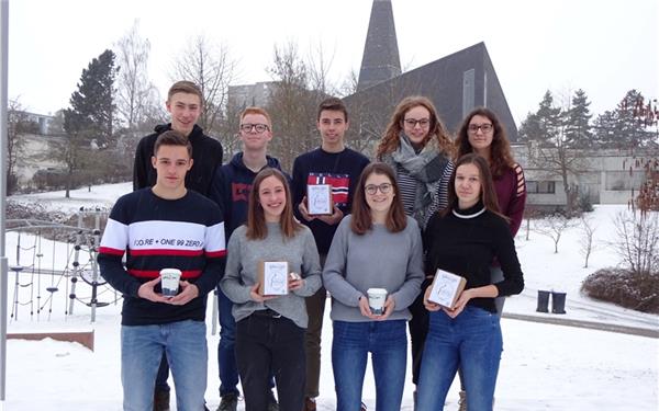 Die AGH-Schüler mit ihremeigenen KaffeebecherGB-Foto: Krause