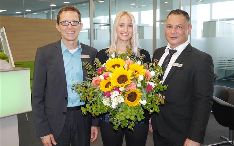 die aok Die AOKStuttgart-Böblingen wächst weiter. Mittlerweile zählt die mit Abstand größte Krankenkasse in der Region 400000 Versicherte. Die „Rekord-Versicherte“ heißt Lisa Stegbauer, kommt aus Stuttgart und arbeitet in Leonberg. Dort begrüßte sie Kundencenter-Leiter Andreas Nowak (links) mit einem Blumenstrauß. Zum Gratulieren kam auch AOK-Teamleiter Metin Tietjen (rechts) vorbei, er ist Lisa Stegbauers persönlicher Ansprechpartner bei der Gesundheitskasse. „Ich kenne es aus meinem beruflichen Alltag, dass auch viele junge Kunden – trotz Online-Zeiten – das persönliche Gespräch suchen und auch schätzen“, sagt die 22-Jährige, die bei der Kreissparkasse Böblingen arbeitet. „Bei mir selbst ist das ganz ähnlich, das gibt mir ein gutes Gefühl.“GB-Foto: gb