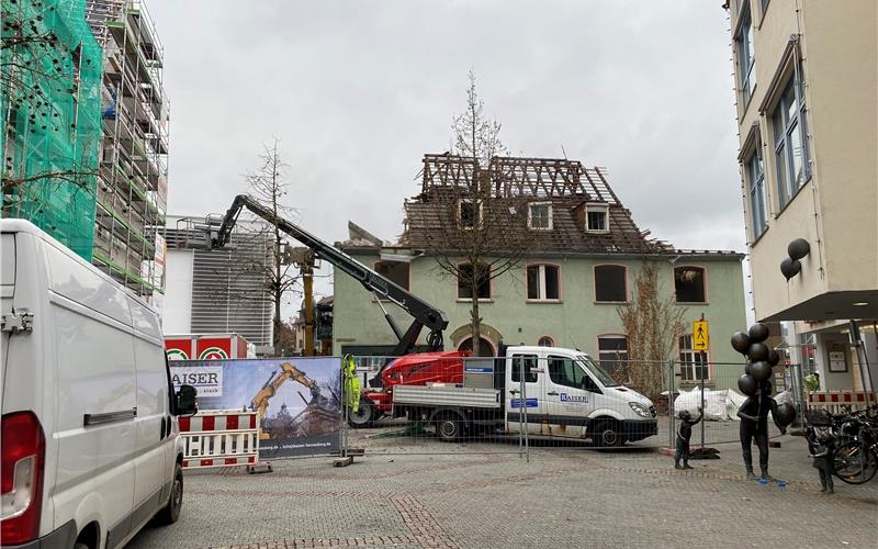 Die Abbrucharbeiten an der „Rose“ schreiten voran. GB-Foto: gb