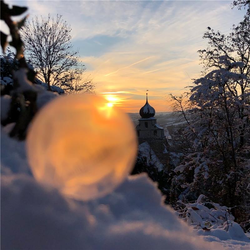 Die Abendsonne bricht sich in einer gefrorenen Seifenblase und setzt so die Stif...