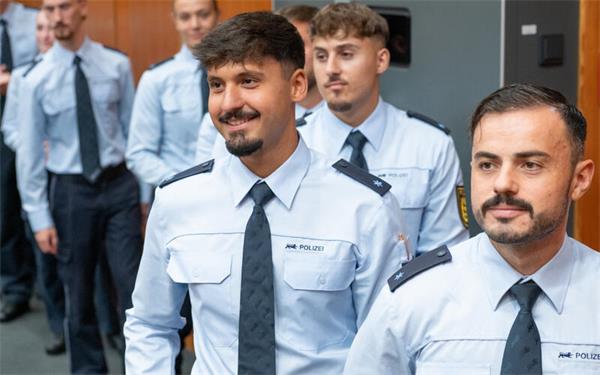 Die Absolventen verabschieden sich von der Polizeihochschule. GB-Foto: Vecsey