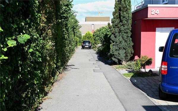 Die Abzweigungswege, die im Asternweg zu den Häusern führen, dürfen offiziell gar nicht befahren werden. GB-Foto: Holom