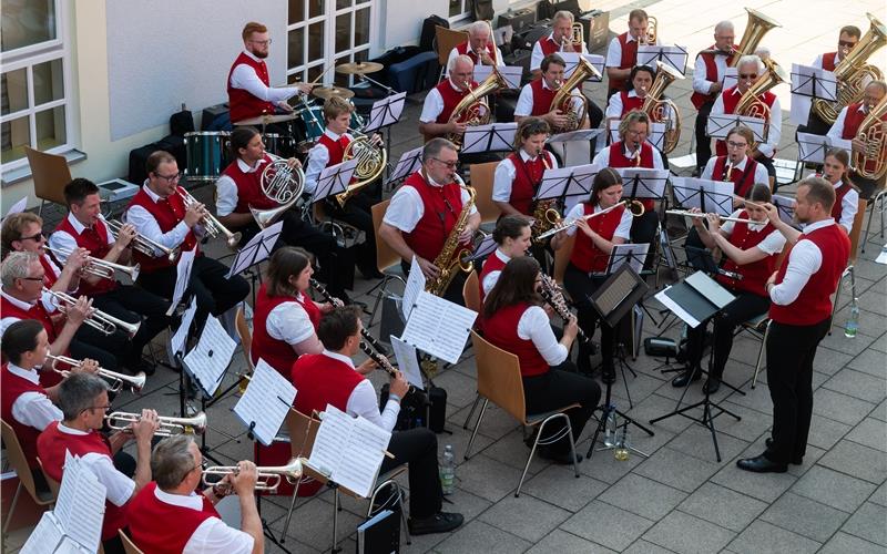 Die Aktiven des Bondorfer Musikvereins gestalteten die „Veteranenhocketse“ am Freitagabend musikalisch. Dr. Christian Hermann dirigierte die Blasmusikerinnen und -musiker.GB-Foto: Holom