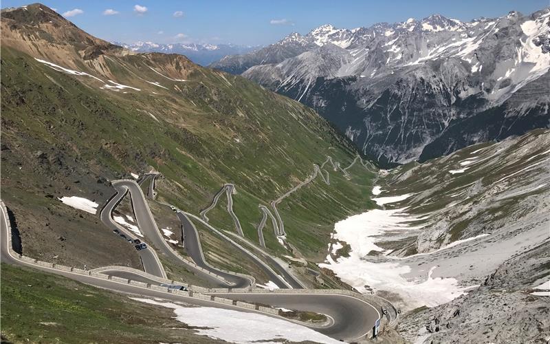 In Gebirgsbächen die Handtücher nass gemacht Die Alpenpässe bieten eine traumhaft schöne Landschaft, haben aber recht kurvige Strecken, die es zu bewältigen gilt GB-Foto: gb