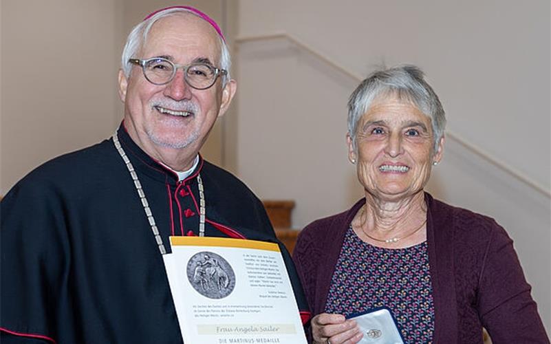 Die Altingerin Angela Sailer und Bischof Gebhard Fürst bei der Überreichung der Martinusmedaille. Die wird am kommenden Sonntag in der Kirchengemeinde St. Magnus im Rahmen eines Gottesdienstes gefeiert. GB-Fotos: gb