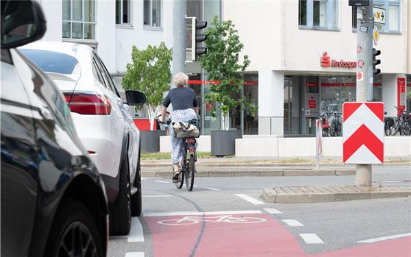 Die Ampelschaltung wurde mit der Note 4,9 bewertet, Radwege und -streifen mit einer glatten 5. GB-Foto: Vecsey