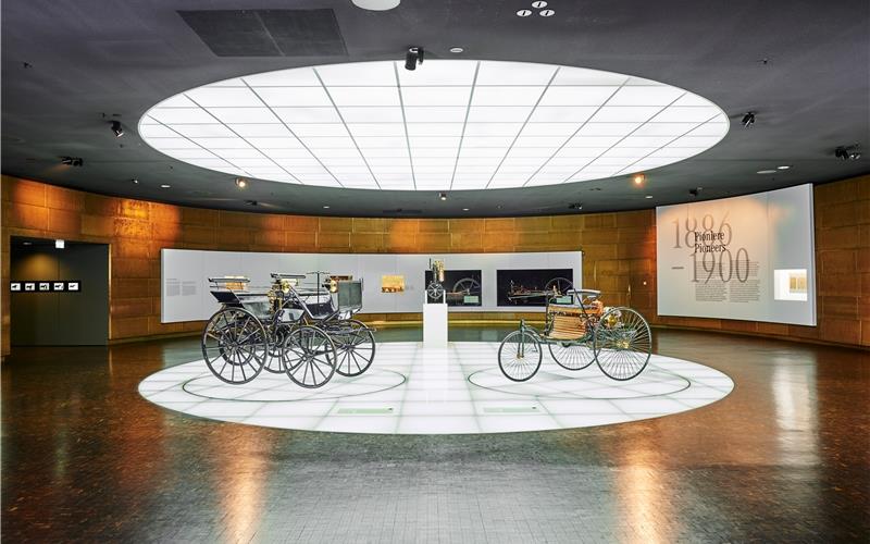 Familien-Tour: Auto-Geschichte hautnah erleben Die Anfänge des Autos zeigt das Mercedes-Benz-Museum neben weiteren Exponaten GB-Foto: Daimler AG
