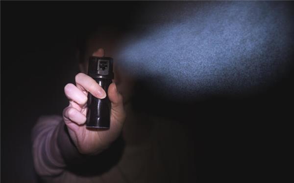 Die Angeklagte soll eine Freundin mit Pfefferspray besprüht haben, um sie zu beklauen. GB-Foto: Jevgenij – Adobe Stock