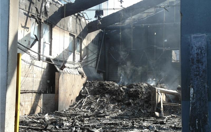 Sachschaden liegt bei über 15 Millionen Euro Die Anlage ist fast vollständig vom Feuer zerstört worden GB-Foto: Matthias Staber