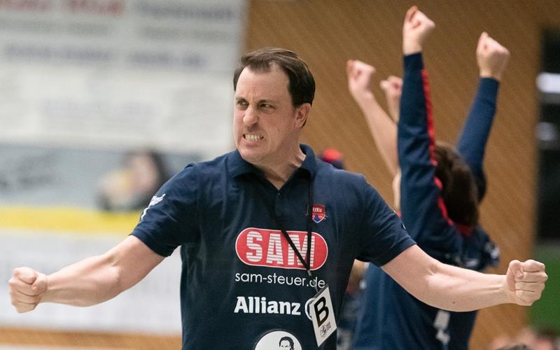 „Wir haben diesen Erfolg förmlich herbeigesehnt“ Die Anspannung war ihm deutlich anzusehen: Am Ende konnte SG-Trainer Mike Leibssle nach sieben sieglosen Spielen wieder jubeln GB-Foto: Frank/Eibner