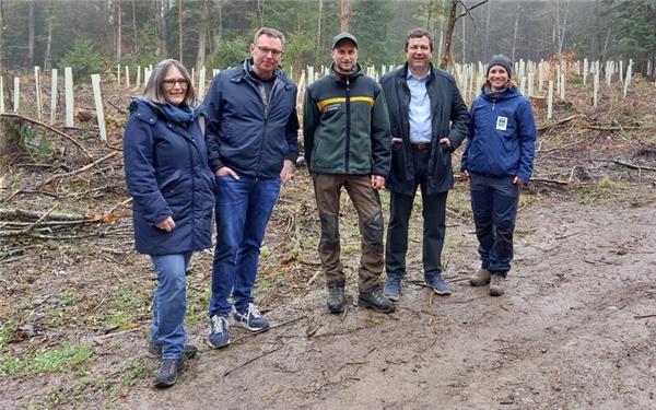 Die Antwort für die Zukunft: Ernsperger spendet 476 Bäume