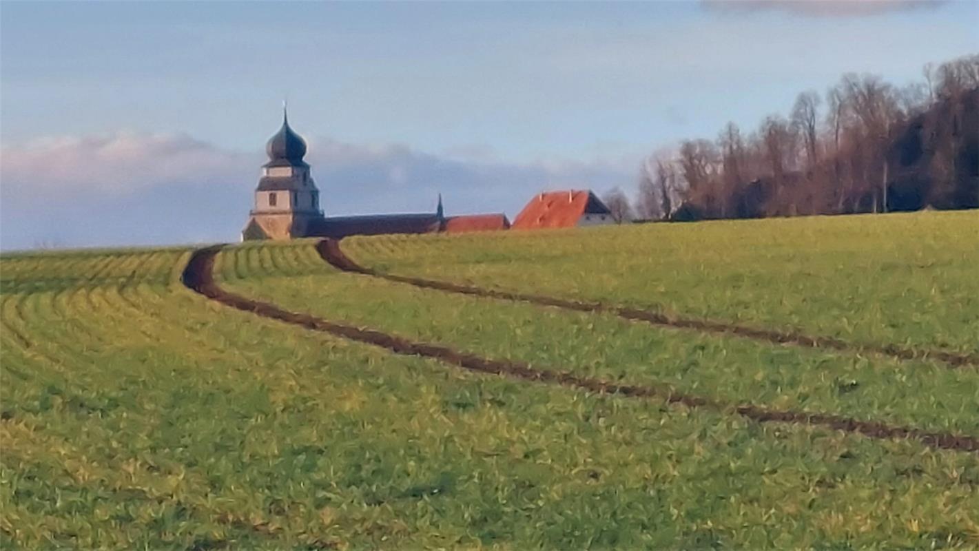 Die Arbeit des Bauern auf dem Feld geleitet den Blick zur Kirche. Ein Dank an al...