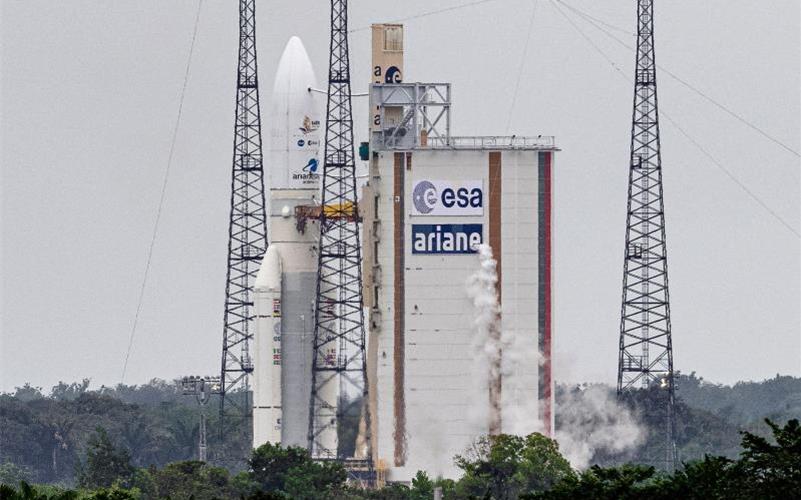 Die Ariane-5-Rakete von Arianespace mit dem James Webb Weltraumteleskop der Nasa an Bord. Foto: Jody Amiet/AFP/dpa
