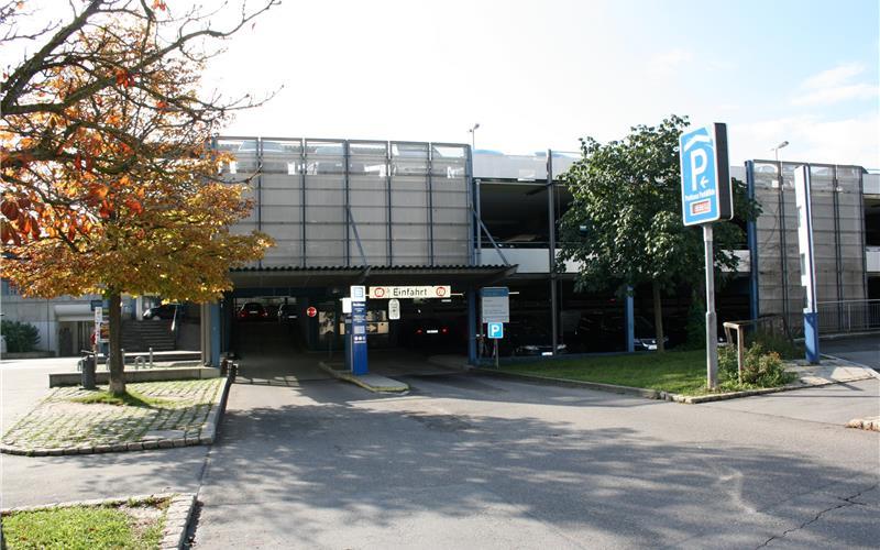 Die Auf- und Abfahrrampen im Parkhaus müssen instandgesetzt werden. GB-Foto: gb