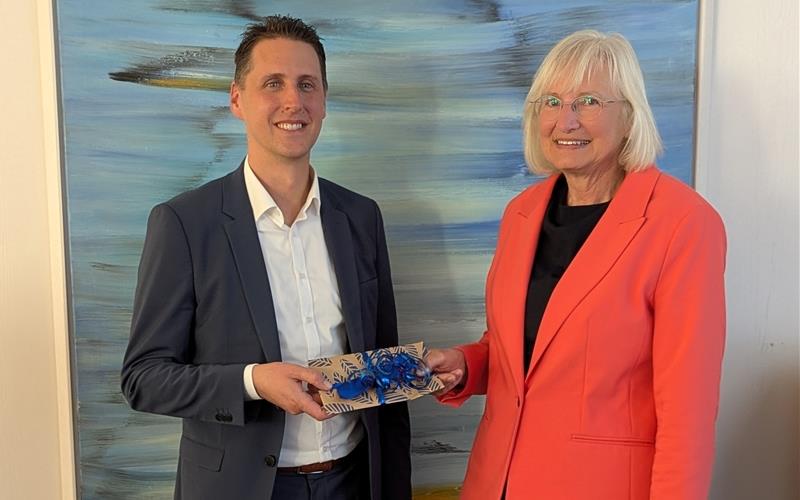 Die Aufsichtsratsvorsitzende Dr. Ingrid Zech gratuliert Co-Vorstandssprecher Thomas Bierfreund. GB-Fotos