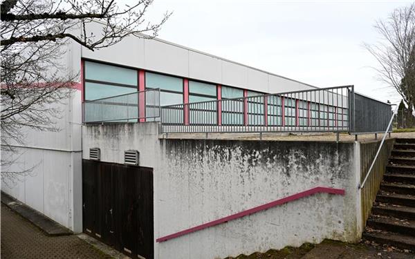 Die Außenfassade der Schönbuchhalle soll saniert werden, ebenso sind Maßnahmen im Inneren vorgesehen. GB-Foto: Holom