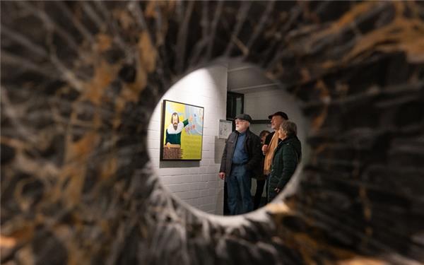 Die Ausstellung „Prinzip + Zufall“ hat in der Galerie der Stadt eröffnet. Im Vordergrund zu sehen ist das Kunstwerk von Rainer Biller, im Hintergrund ein Bild von Dietrich Weichold. GB-Foto: Vecsey