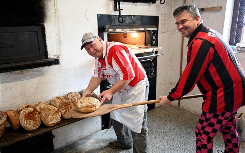 Die Backblechhelden Herbert Walz (links) und Michael Rittner vom SV Affstätt backen Brot und unterstützen so die Jugendarbeit im Verein.GB-Foto: Holom