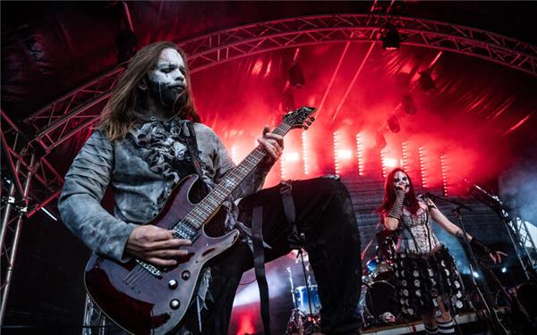 Die Band Circus of Fools beim 48 er Festival am Jugendhaus in Herrenberg