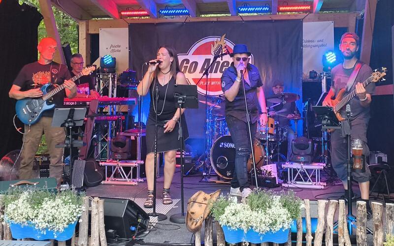 Die Band „Go Ahead“ sorgte mit eigenen Interpretationen bekannter Lieder für gute Stimmung an einem angenehmen Sommerabend. GB-Foto: Straub