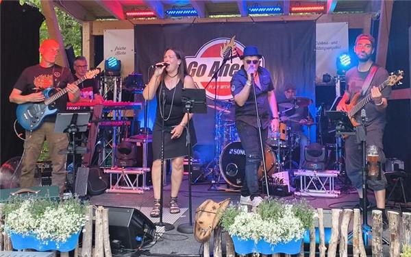 Die Band „Go Ahead“ sorgte mit eigenen Interpretationen bekannter Lieder für gute Stimmung an einem angenehmen Sommerabend. GB-Foto: Straub