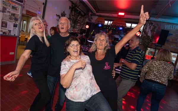 Die Band Krokos sorgt für Tanzstimmung beim Hoffest. GB-Foto: Vecsey