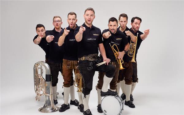 Die Band „Viera Blech“ sorgt am Freitagabend für Stimmung. GB-Foto: gb
